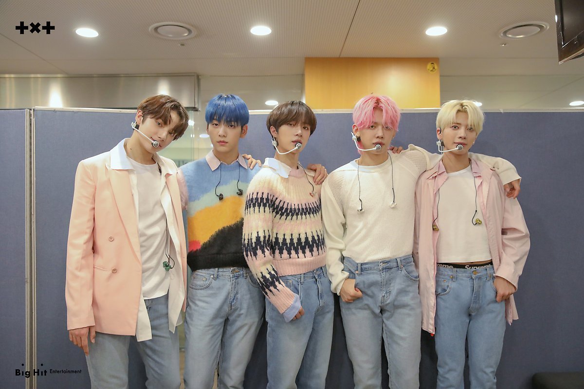 :　𝐓EENS 𝐗 𝐓ITANS　☁️　✶　! tweet media