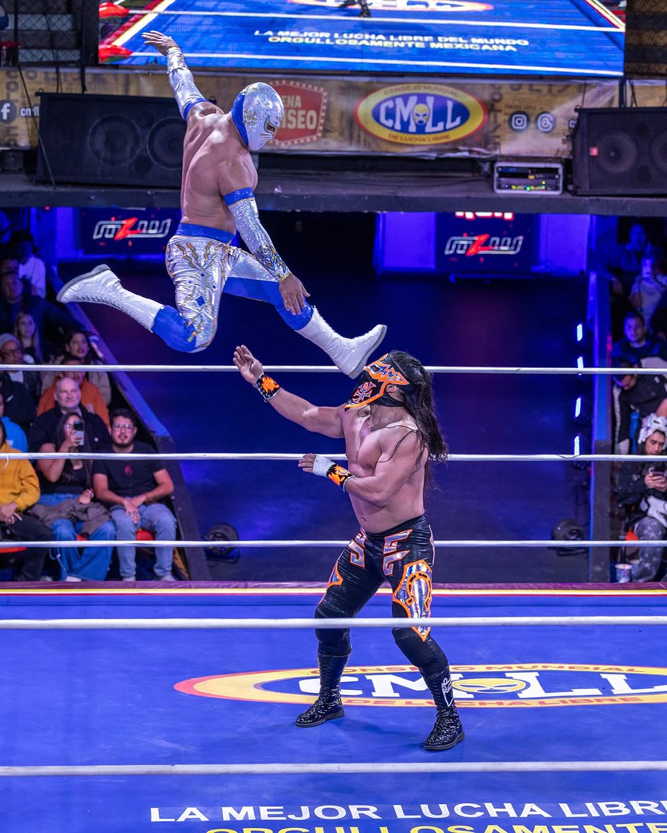 An amazing shot of Místico &amp; Bandido from last night's CMLL Arena Coliseo show. 💫