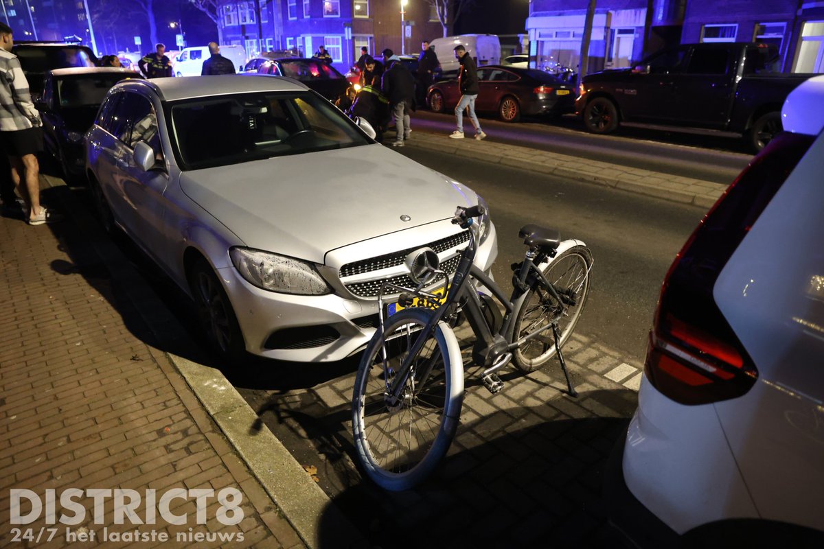 Aanrijding tussen auto en fietser op kruising in Den Haag
