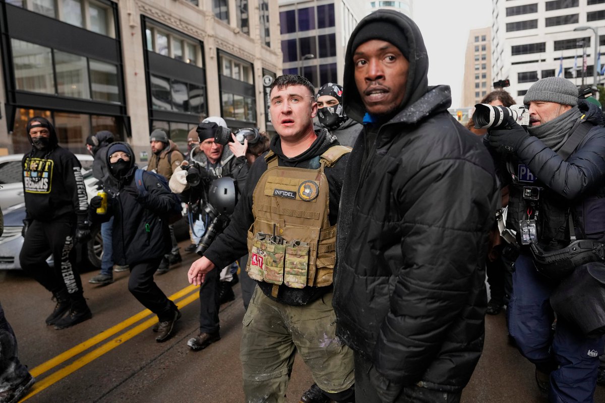 axcabal's tweet image. It's crazy how time is cyclical. Nazi Jake Lang was protected and escorted to safety by a black man, and that reminded me of another event. Different times, same vibe.