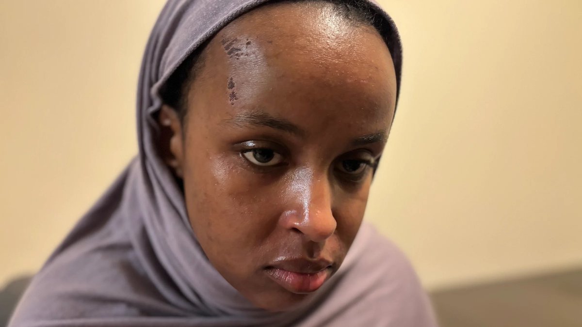 Phil_Lewis_'s tweet image. Nasra Ahmed was shoved to the ground and detained by ICE agents, suffering cuts and bruises to her face and legs

Ahmed, a U.S. citizen born in Minnesota, spent two days in jail before being released without charges yahoo.com/news/articles/…