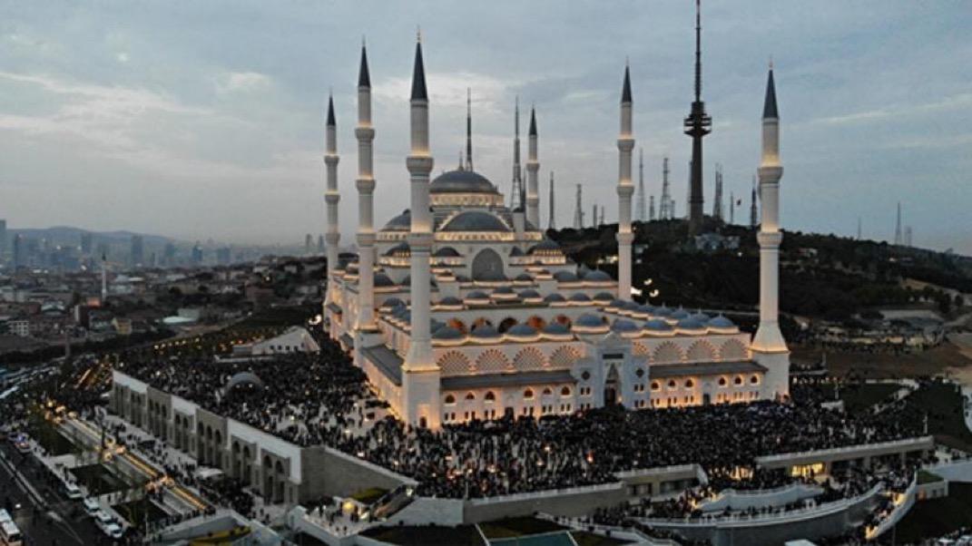 Çamlıca Camii 60 bin kişilik, 147 personeli var; sabah namazı 34 kişi ile kılınmış.