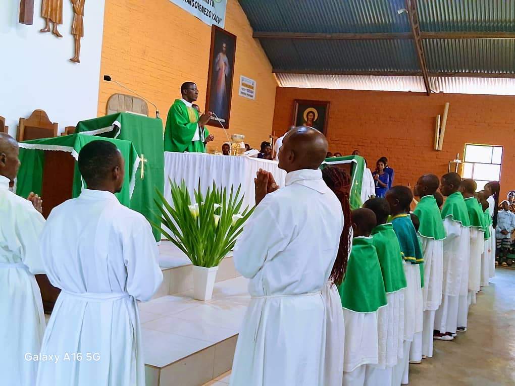 RuhengeriDioces's tweet photo. Ku wa 18/01/2026, muri Paruwasi ya Nyakinama hasojwe icyumweru cyahariwe ibikorwa by'ubutabera n'amahoro. Nyuma ya Misa, habaye ibirori n'ubusabane ndetse n'igikorwa cy'urukundo cyo gutanga ibiribwa n'ibikoresho by'isuku ku babyeyi bafite intege nke. https://t.co/0KtRb7RltM