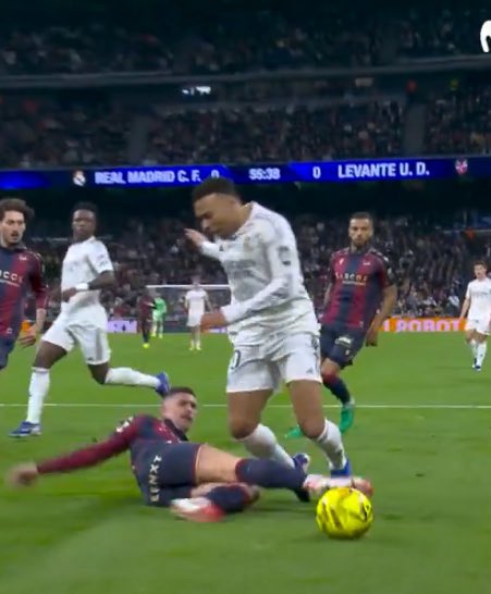 Vettaverso's tweet image. Gol anulado                     Penalti para 
al Barça                             el Madrid