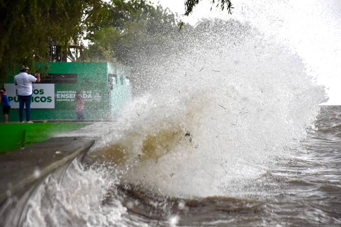 JuaniAyoroaOK's tweet photo. INFO SUDESTADA🌊> El río se mantendrá alto, por lo menos, hasta la madrugada con un posible pico durante la noche.
> En algunos lugares el agua ya salió para la calle... Mucha precaución⚠️
#Ensenada #Berisso #LaPlata #Sudestada #RioDeLaPlata #PuntaLara https://t.co/16XpMW4Jgx