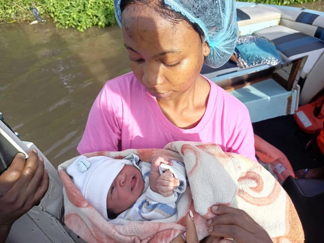 Muianga's tweet photo. 🌊👶🏾 Vida vence as cheias: bebé nasce em pleno teto inundado em Chókwè

Nasceu uma criança durante as inundações na cidade de Chókwè, no teto de uma residência.

Após informações obtidas através das redes sociais, foi desencadeada uma operação de resgate que culminou com o salvamento do bebé e de toda a família que se encontrava sitiada pelas águas.

Trata-se de uma menina, linda e saudável.

Continuemos a partilhar informações sobre pessoas sitiadas, para que as equipas de resgate possam localizar e salvar mais vidas.