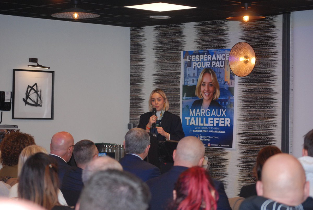 margauxtaillef2's tweet photo. Première réunion publique à Pau pour l’ @EsperancePau ! 
De très nombreux palois ont répondu présent, quelle réussite, quelle énergie ✨
À très vite sur le terrain 💪🏼 https://t.co/PUbH7IAj9G