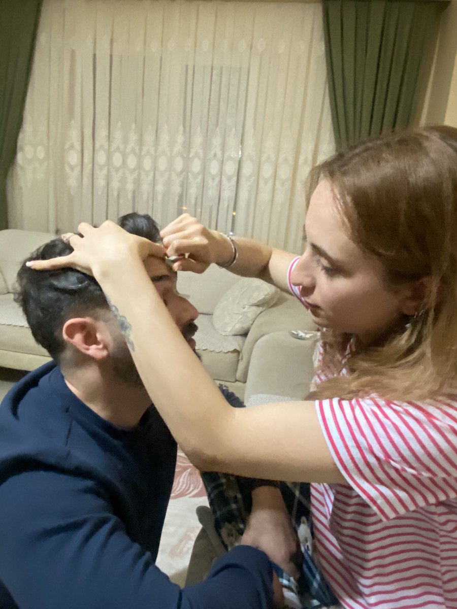 siilaboyraz's tweet photo. Berber randevusu iptal edilince evde açılan acil servis lgglgodşepdşeo https://t.co/22wkhVkKW7