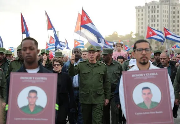 serebellardinel's tweet image. #Cuba rende omaggio a 32 cubani uccisi in #Venezuela!#Avana: decine di migliaia le persone in mobilitazione di fronte ad ambasciata #USA per mostrare rifiuto a imperialismo e sovranità popolo cubano!Tra loro anche Omara,79 anni,orgogliosa di indossare pullover con il #Che!👏👏👏