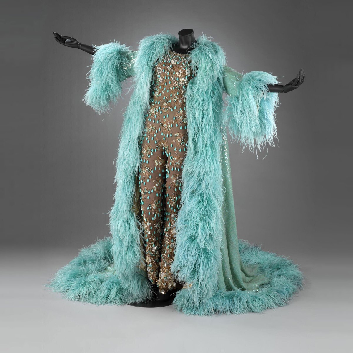 TheVFG's tweet image. Designed by Douglas Darnell for Shirley Bassey
London, 1960s. Renowned for his mastery of sequins, beads, and stones, Darnell also dressed performers including Dusty Springfield, Joan Collins, Zsa Zsa Gabor, and Marlene Dietrich.

Victoria and Albert Museum