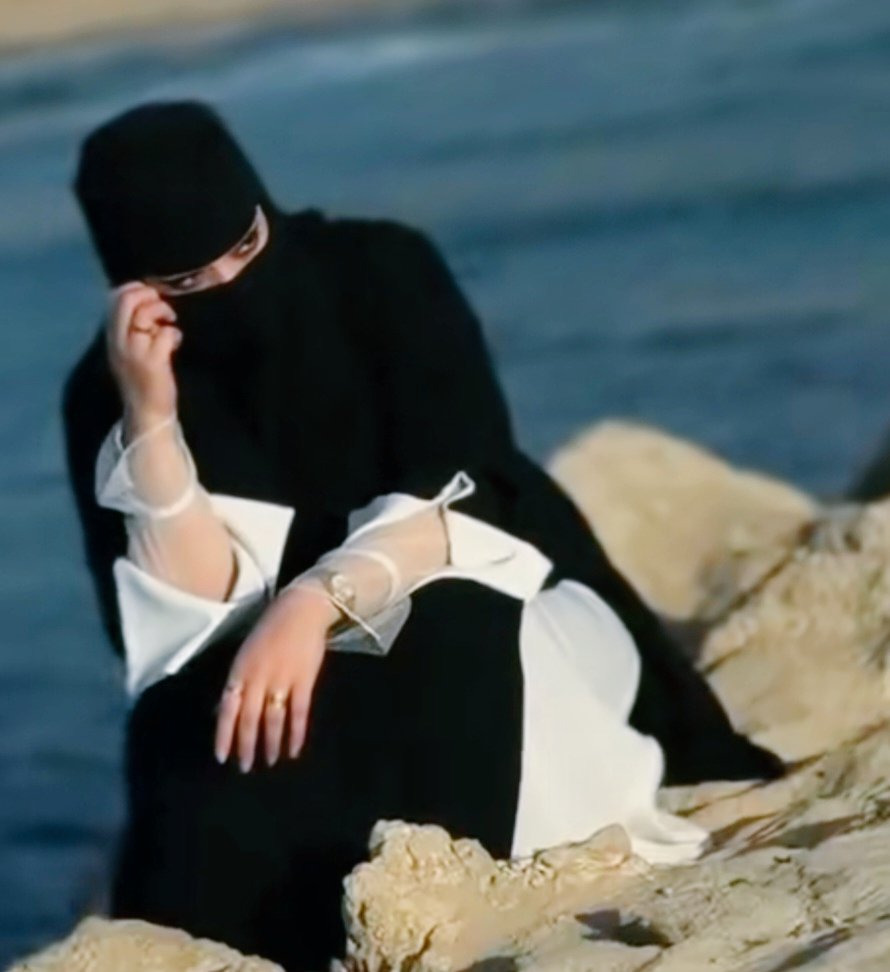 ضايق ومستانس وراضي وزعلان
مدري وش اللي جمع الكل فيني 
احيان اجر الصوت مغرم وطربان
واحيان اجر الصوت تهل عيني

مساء الورد 🌹🌹🌹🌹