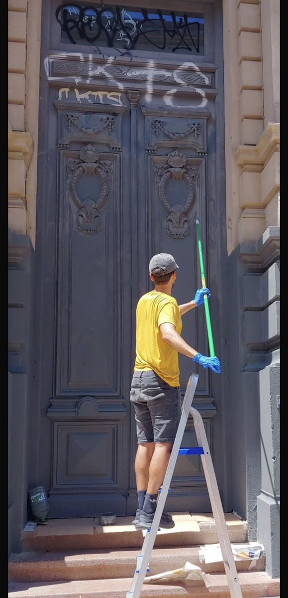 Parte importante del pasaje Frugoni (la calle más vandalizada de este país) fue restaurada por la gran iniciativa ciudadana ‘Montevideo más linda’.
Lamentable que lo que debería ser un servicio municipal los 365 días del año, solo se haga con iniciativas ciudadanas privadas.