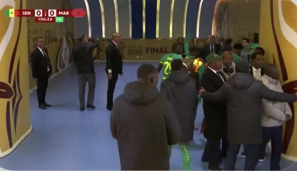 🚨🇲🇦🇸🇳 Le match est interrompu. La situation est lunaire, les Sénégalais sont rentrés au vestiaire.