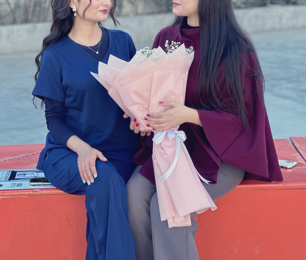 يا فرحة ايّامي وبهجة حاضري
 يا من تشاركني حياتي ودنيتك
 تدري وش اكثر شيّ يفرح ناظري؟
 غمّازة الخَد اليمين، وبسمتك…
تخرّج حبيبة قلبي💗💗