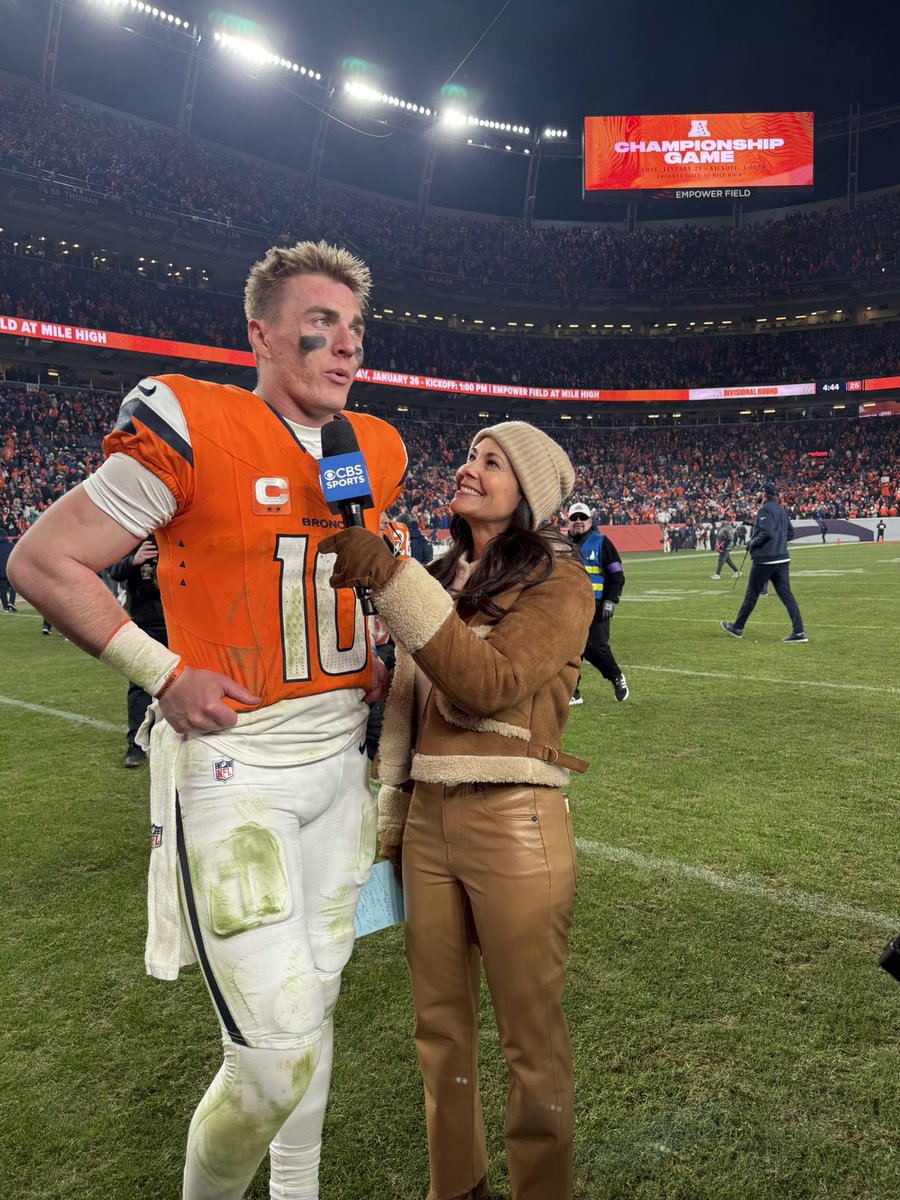 Found this pic. You can see Bo not putting weight on the right ankle. I asked him before the interview if his knee was ok thinking that was the injury and he said he was ok. Then I asked him why he wasn’t smiling after that win and he said it was a stressful game. #toughness