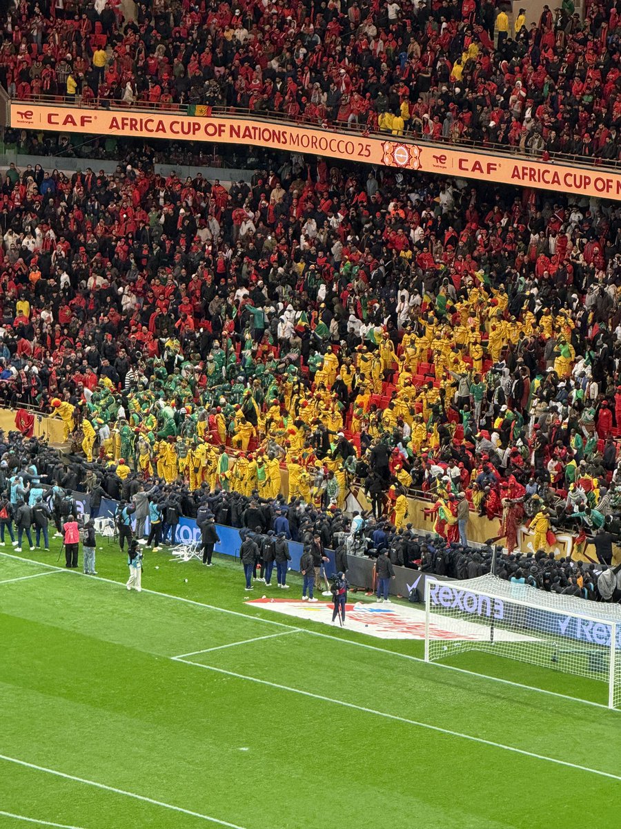 OLYAN15K's tweet image. جمهور السنغال يحاول اقتحام ارضية الملعب!🤯