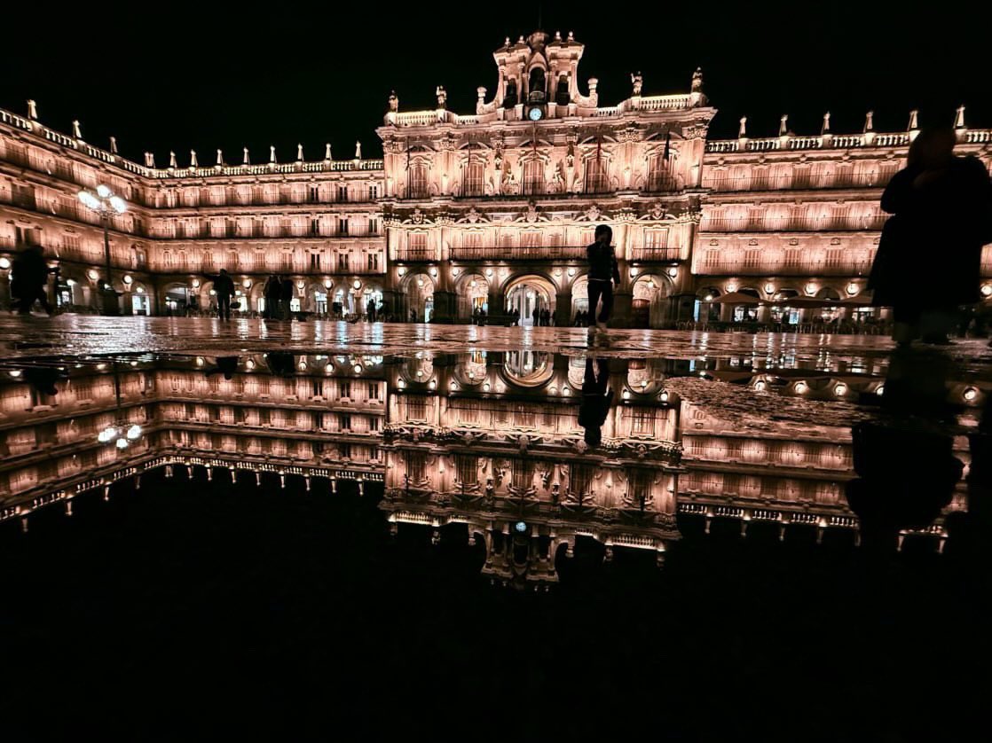 ✨ Juego de luces y reflejos en la Plaza Mayor más bonita del mundo 😉. ¡Enhorabuena a Abraham Verduga por esta magnífica imagen! Es espectacular 👏👏👏