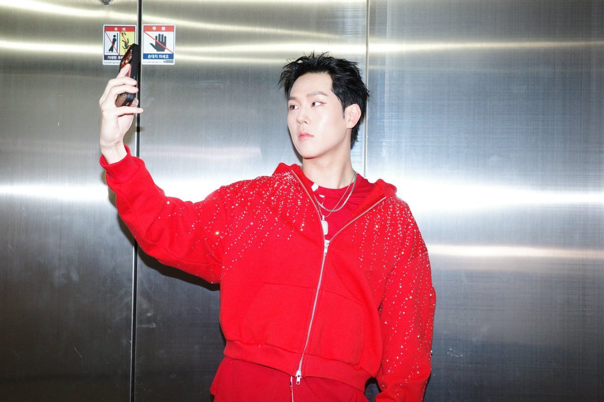 Jooheon on M COUNTDOWN behind the scenes #주헌 #JOOHONEY (1/2)