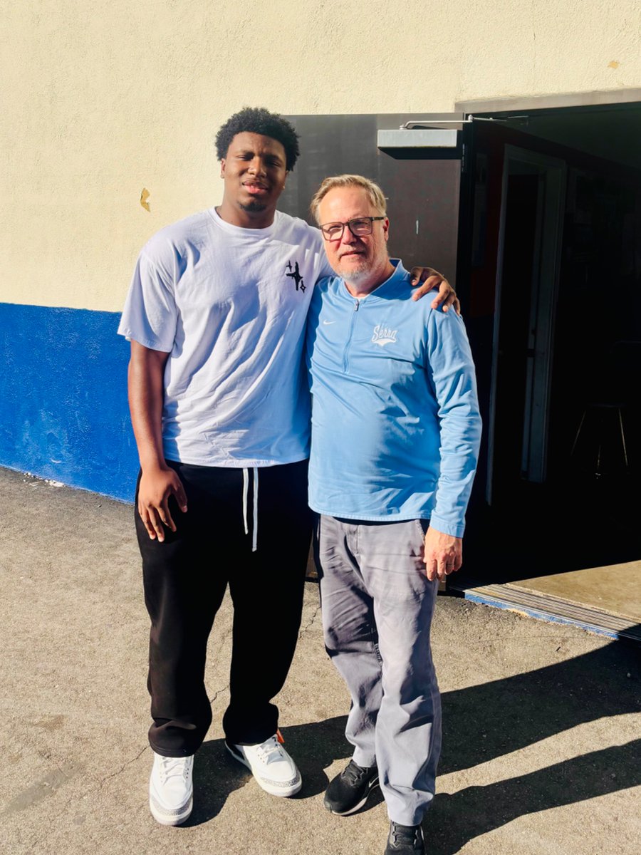 FrederickW_3's tweet photo. Stopped by my alma mater before heading back to Berkeley! @Serra__Football School of Champions!!! SFG🔵🔴 https://t.co/oFktn8g4ht