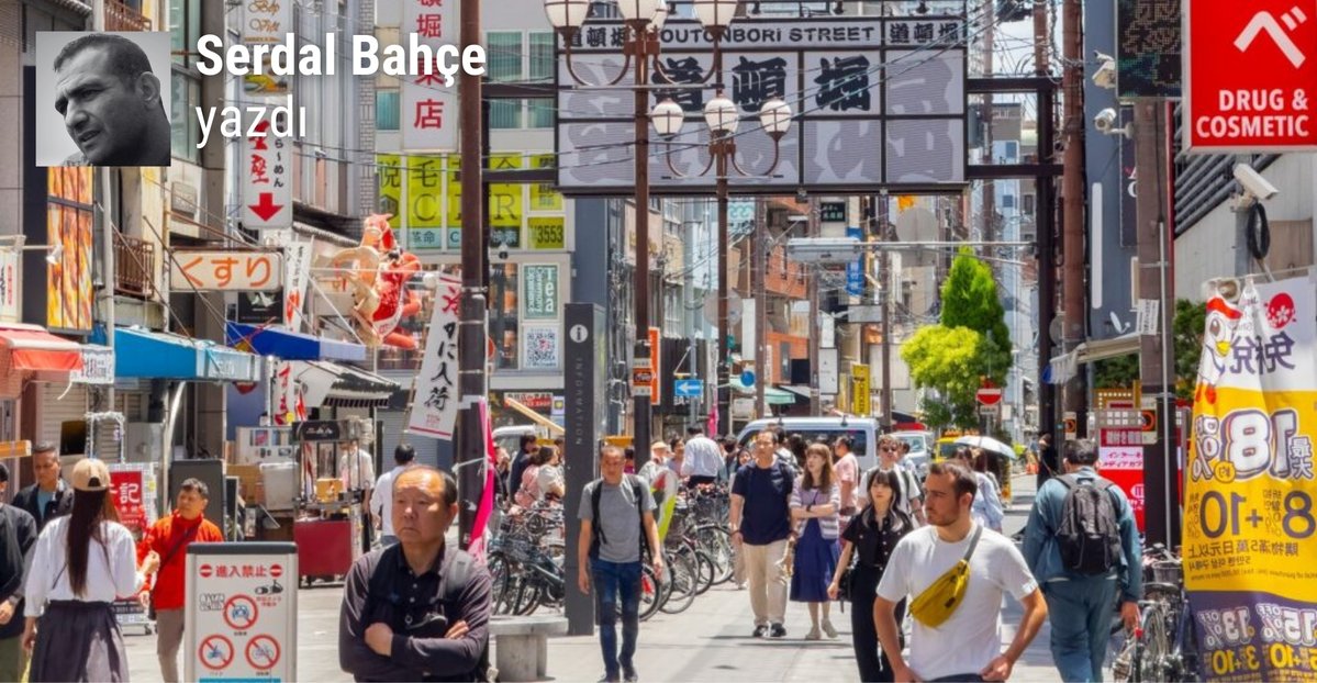 🖊️Serdal Bahçe (<a href="/BahceSerdal/">serdal bahçe</a>) yazdı...

Japon Hasan

❝ “Japon” günlerde yükselen Japonizma, aslında emekçileri daha büyük bir baskı altına alan ve tüm dünyanın pazarlarını emtiaya boğarak büyüme amacına sahip sermaye stratejisini övme ve kabullenme anlamına da geliyordu. Tüm iyi