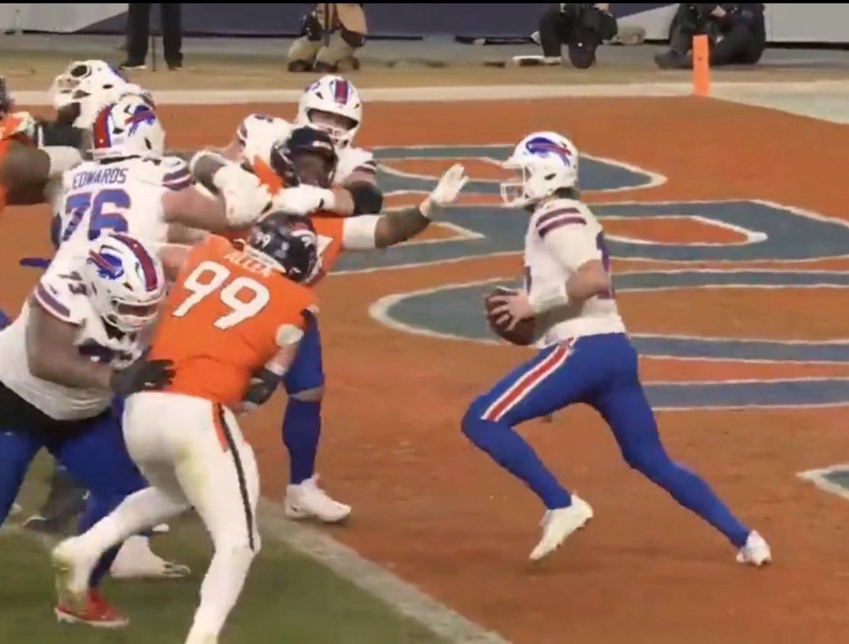 COSportsNut's tweet image. Were you just as mad about this hold in the end zone, that would have ended the game before the play you’re speaking of even happened?

You don’t think we should be mad?

If the game ended here, like it should have, the Broncos would still have Bo