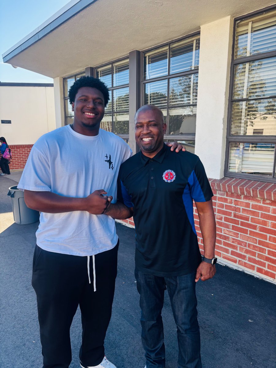 FrederickW_3's tweet photo. Stopped by my alma mater before heading back to Berkeley! @Serra__Football School of Champions!!! SFG🔵🔴 https://t.co/oFktn8g4ht