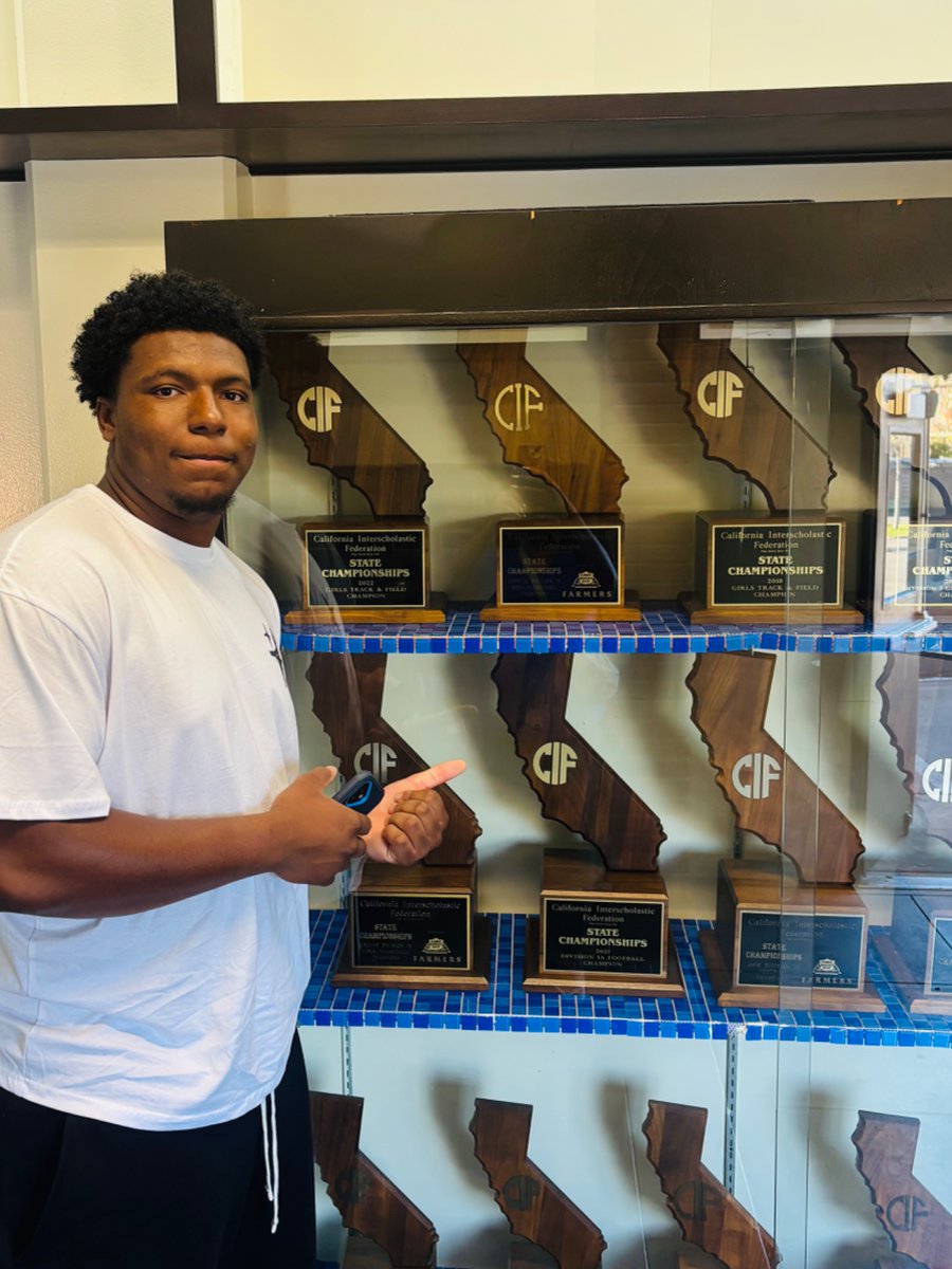 FrederickW_3's tweet photo. Stopped by my alma mater before heading back to Berkeley! @Serra__Football School of Champions!!! SFG🔵🔴 https://t.co/oFktn8g4ht