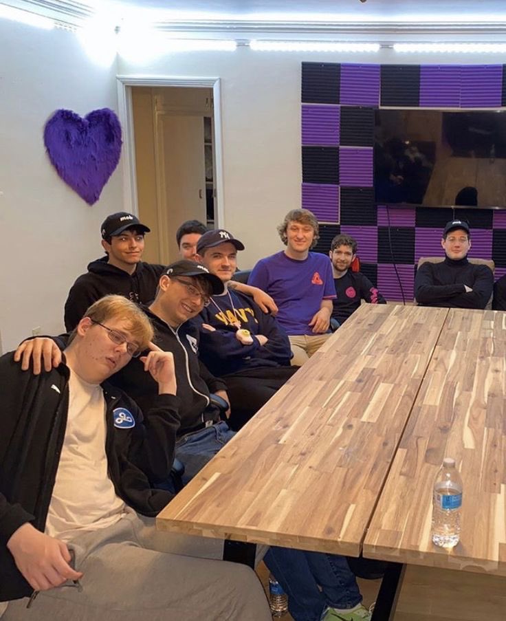 dextbur's tweet image. charlie watching as both of his groups fall apart because of one of his best friend’s allegations