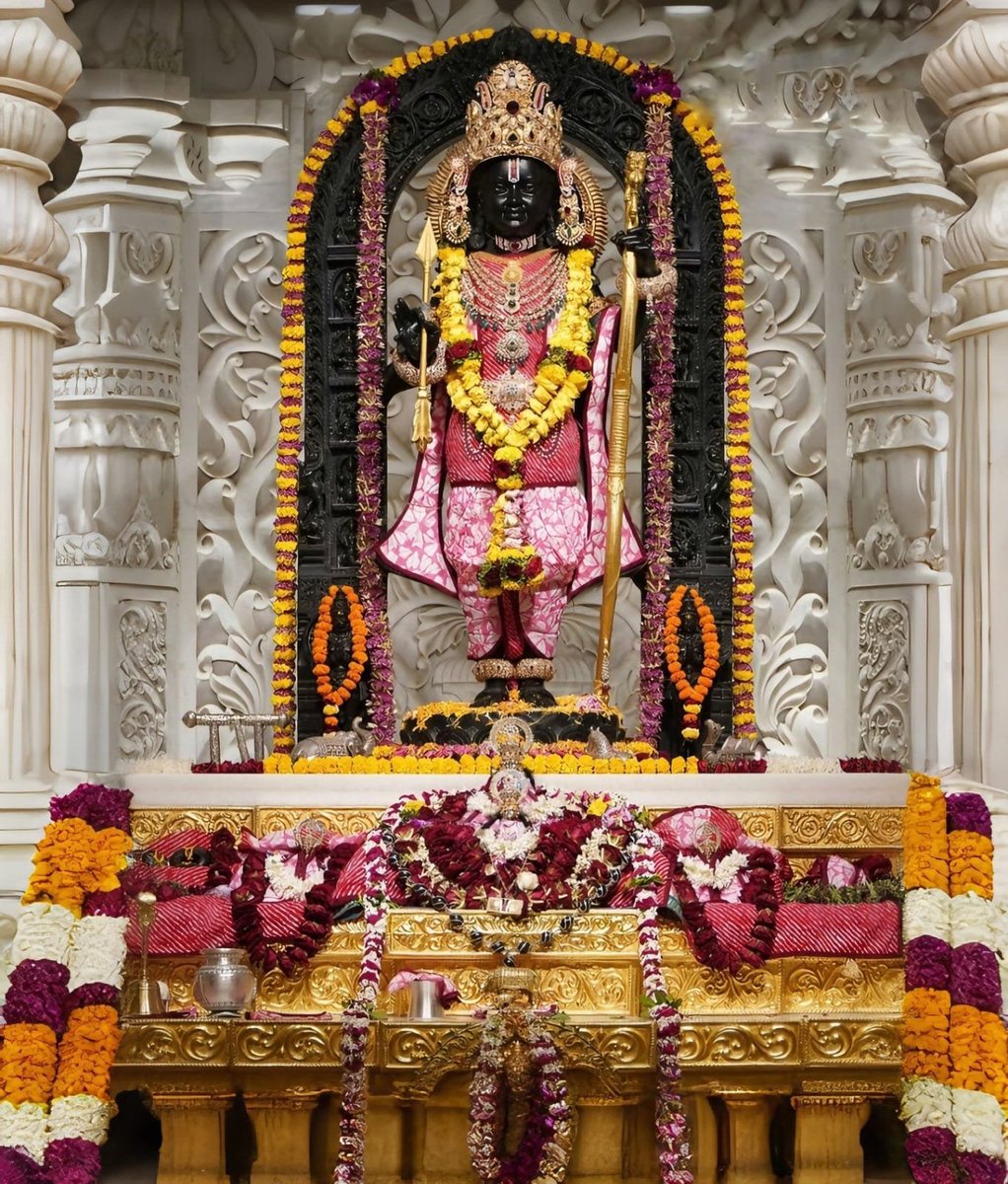 ShriAyodhya_'s tweet image. मंत्रो में, अनुष्ठानों में इतनी शक्ति नहीं है, जितनी शक्ति प्रार्थना में है।

अतः हे नाथ! हे नाथ! पुकारो ❣️