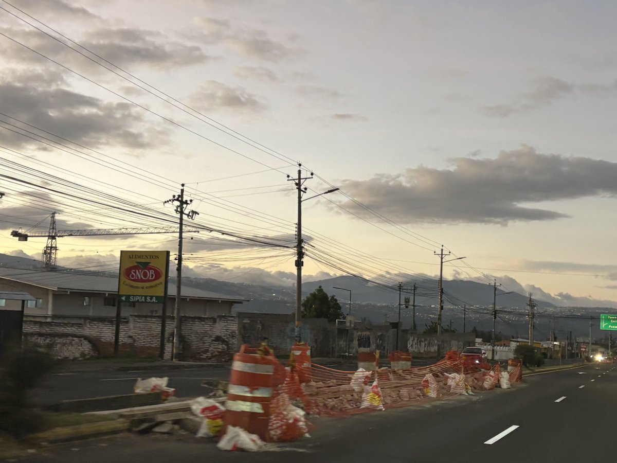 Alcalde <a href="/pabelml/">Pabel Muñoz L.</a> ponga en orden a sus contratistas. Hace mucho más de un mes “terminaron” de repavimentar la Oswaldo Guayasamín (sector Puembo) y dejaron varios tramos del parterre incompleto, invadiendo carriles y causando desorden. Xq no terminan un tramo antes de iniciar otro?