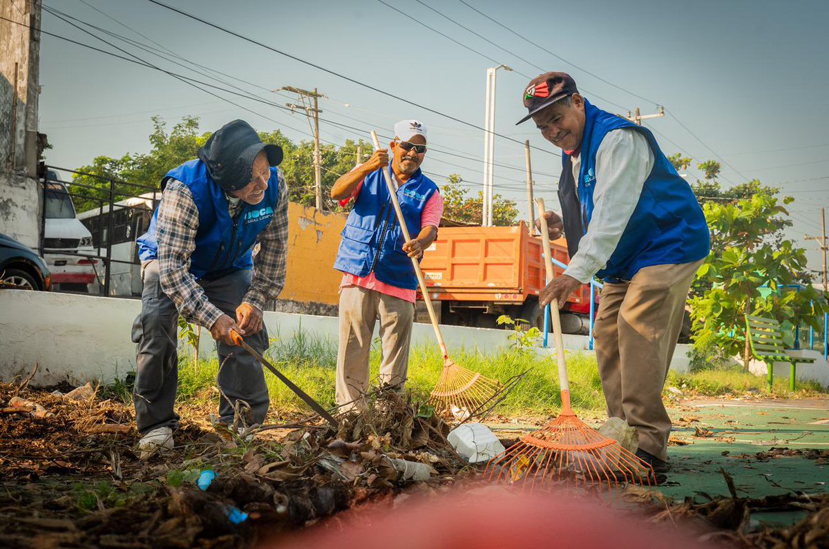 maryjosegamboa's tweet photo. Nuestro equipo de Parques y Jardines no se detiene y sigue trabajando en distintos puntos de la ciudad para que nuestros espacios públicos estén limpios y cuidados. https://t.co/RUP3VaaGUl
