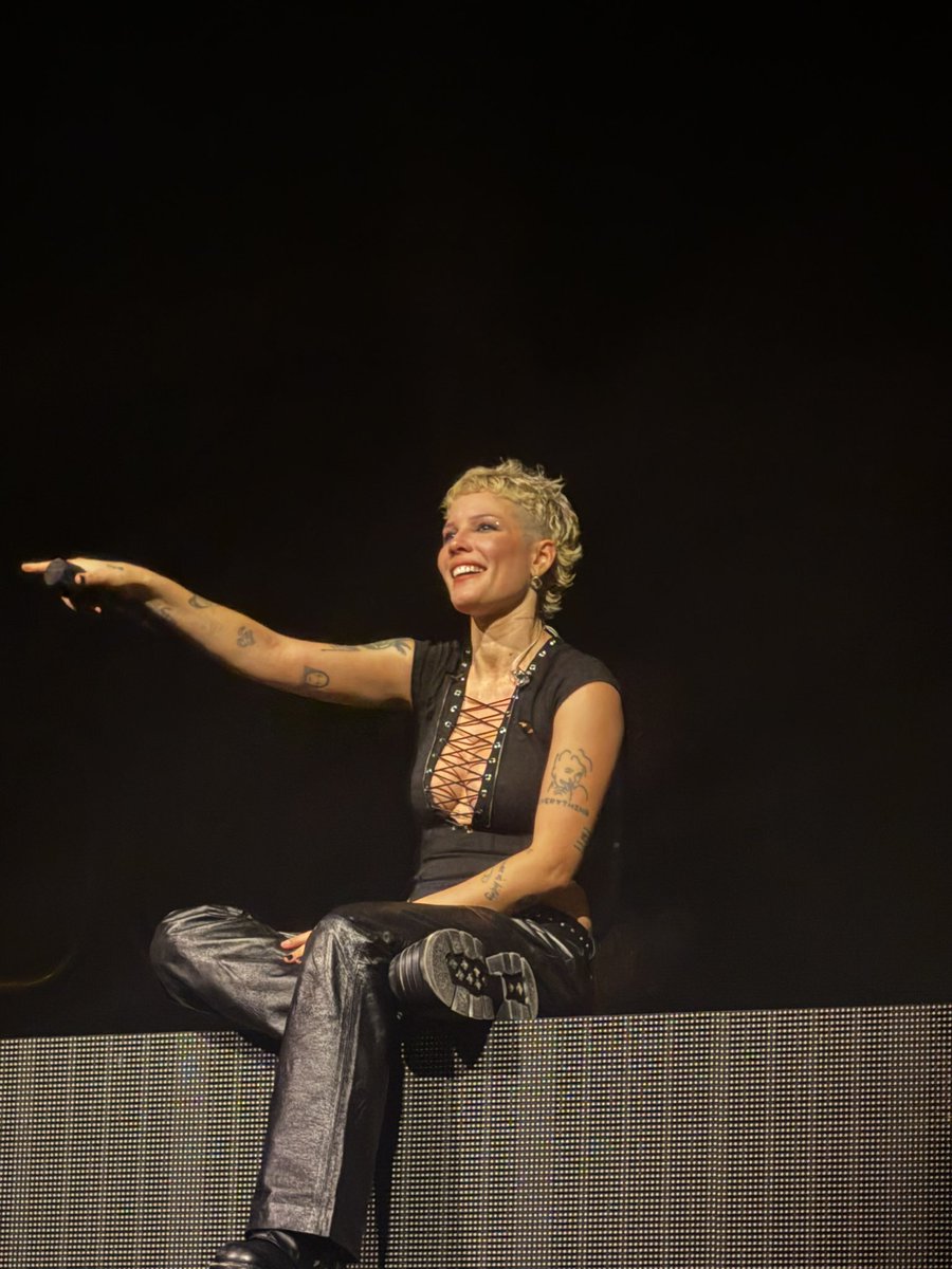 lyss_bear22's tweet photo. @halsey You were amazing last night. Third time seeing you and I cried. Thank you for such an amazing show https://t.co/KnofFK0DZ3