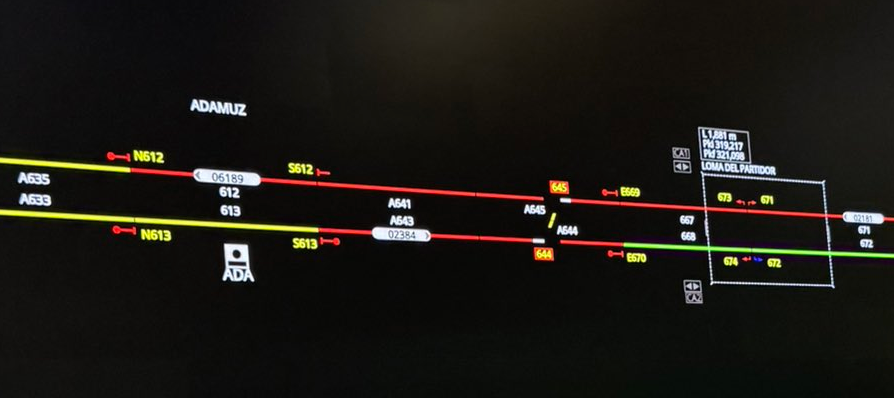 kuracyja's tweet photo. Minister transportu Hiszpanii (jest, z tego co rozumiem, w centrum zarządcy infry?) wrzucił zdjęcie widoku z systemu sterowania ruchem z sytuacją na podg Adamuz. (pełny ma końcówkę adresu www, ehhh)

6189 to Iryo, 2384 to AVE. Do Madrytu w lewo, czyli głowica południowa https://t.co/oYKJf42313