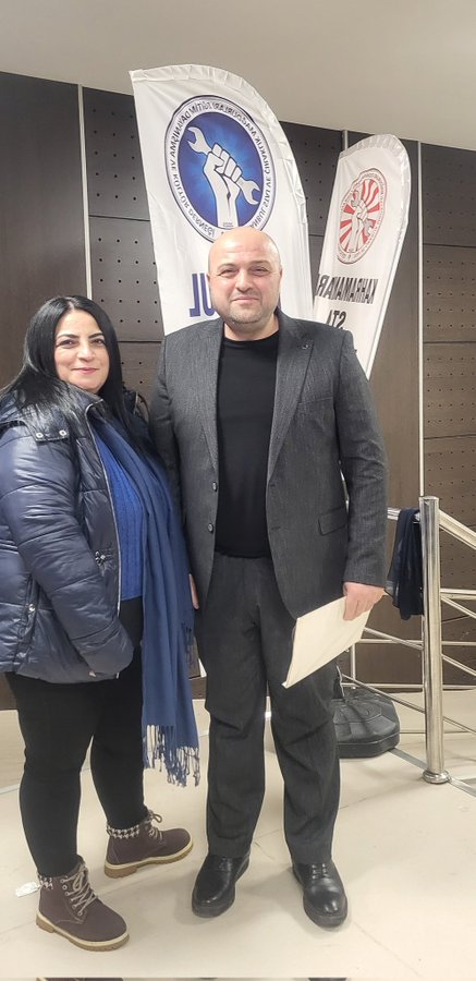 CssmTurkiye's tweet photo. Allah Devletimize Zeval Vermesin.
@anahtarparti & @anahtarpartiist
Sayın: @yavuzagiraliog 
Sayın: @Beyhanunalcirak
Sayın : @Dr_CahitVural
Sayın: @dileketesgk
Sayın: @aliduman_ads
Sayın: @MuratBalSmmm
@CirakStajFED & @stajcirak3434

Staj ve Çıraklık Sigortası Mağdurları Konferansı;

📅 TARİH: 18 Ocak 2026 
📍YER: İstanbul – Kartal

“Allah devletimize zeval vermesin” der bu kadim millet. Bu söz, devletine olan sevgiyi ve vatanına duyduğu sadakati anlatır. Türk halkı bu cümleyi kurarken aslında bir taahhüdü ve bir beklentiyi aynı anda dile getirir:

“Biz senin varlığını kalbimizde yaşatırız, sen de bizim huzurumuzu, hakkımızı ve varlığımızı bu topraklarda yaşat.”

Bu anlayış, devletin gücünün yalnızca varlığıyla değil; vatandaşını koruyarak, hakkını gözeterek, haksızın karşısında durarak ve toplumsal refahı sağlayarak gerçekleşeceğini gösterir. İşte bu bilinç, kadim halkımızın devletine olan bağlılığının ve adalet baklentimizin aynı anda nasıl yaşandığını ortaya koyar.

Ve işte bu anlayışın somut ifadesi:
“İnsanı yaşat ki devlet yaşasın.” 

İstanbul Kartal’daki Uğur Mumcu Kültür Merkezi’nde düzenlenen Staj ve Çıraklık Sigortası Konferansı, bu bilinçle gerçekleştirildi. Konferansta, çıraklık ve staj sürecinde sosyal güvenlik uygulamalarından kaynaklanan hukuki ve sosyal sorunlar ele alındı. Erken yaşta emeğiyle bu ülkeye katkı sunmuş kişilerin, sosyal güvenlik sistemi içinde haklarının adil biçimde görülmesi gerektiği ortak bir anlayışla dile getirildi.

Konferansta konuşan Anahtar Partisi Genel Başkanı Sayın Yavuz Ağıralioğlu, Türk milletinin yüzyıllardır dilinden düşmeyen “Allah devlete zeval vermesin” duasının, devletin adaletle ayakta kalabildiğini bilen bir hafızanın ürünü olduğunu ifade etti. Devletin zevalinin; adaletsizlikle başladığını, vatandaşını duymayan, ayıran, kayıran ve hakkı teslim edemeyen anlayışlarla derinleştiğini vurguladı. Devletin gücünün, yakın–uzak, kendinden–olmayan ayrımı yapmadan vatandaşına eşit mesafede durabilme kabiliyetiyle ölçülebileceğini belirtti. “İnsanı yaşat ki devlet yaşasın” anlayışının ancak somut hak alanlarında karşılık bulduğunda anlam kazanacağını ifade eden Ağıralioğlu, çıraklık ve staj sürecinde doğan sosyal güvenlik hakkının da bu sorumluluğun bir parçası olarak ele alınması gerektiğini dile getirdi.

Programda ayrıca Sosyal Güvenlik Müşavirleri Ali Duman, Dilek Ete ve Murat Bal tarafından mevcut mevzuat, uygulamada yaşanan sorunlar ve çözüm yollarına ilişkin teknik sunumlar yapıldı. Katılımcılar, konunun bireysel bir mesele değil; sosyal güvenlik sisteminin bütününü ilgilendiren yapısal bir konu olduğunu vurguladı.  

ÇSSM TÜRKİYE Dernek Başkanımız Sayın Beyhan Ünal programa katılım sağladı. İnsan onuruna yakışır iş yaklaşımının çıraklık ve staj dönemlerinden başlaması gerektiğini vurgulamıştır. Aynı iş yerinde, aynı liftin altında çalışan çırak ve stajyerlerin, bir kaza sonucu oluşabilecek risklerde, aynı sosyal güvenceye ve haklara sahip olması gerektiğini ifade etmiştir. Bu anlayışın hayata geçirilmesinin, geçmişten bugüne çırak ve stajyerlerin haklarının korunması ve toplumda adaletin sağlanması için elzem olduğunu belirtmiştir.

ÇSSM TÜRKİYE olarak, konferansa katkı sunan tüm paydaşlara teşekkür ediyoruz:

Anahtar Partisi Genel Başkanı Sayın Yavuz Ağıralioğlu ve Anahtar Parti teşkilatlarına,

Sayın Sosyal Güvenlik Müşavirleri Ali Duman, Dilek Ete ve Murat Bal’a,

Staj ve Çıraklık Sigortaları Mağdurları Federasyonu ve İstanbul Dernek yetkililerine.

Ayrıca, yurdun dört bir yanından gelerek deneyimlerini paylaşan staj ve çıraklık sigortası mağduru yol arkadaşlarımıza teşekkür ederiz. Onların sesleri ve paylaşımları, bu konunun yalnızca bireysel bir mesele olmadığını, toplumsal bir sorumluluk ve ortak mücadele alanı olduğunu tüm kamuoyuna bir kez daha göstermiştir.

Konferans, farklı görüşlerin aynı salonda buluşabildiği, karşı karşıya gelmeden ortak bir zemin yaratabildiği bir istişare ortamı olarak tamamlandı.

Biz Birlikte Güçlüyüz 
#StajÇıraklıkSigortasıSgkBaşlangıcıOlacak