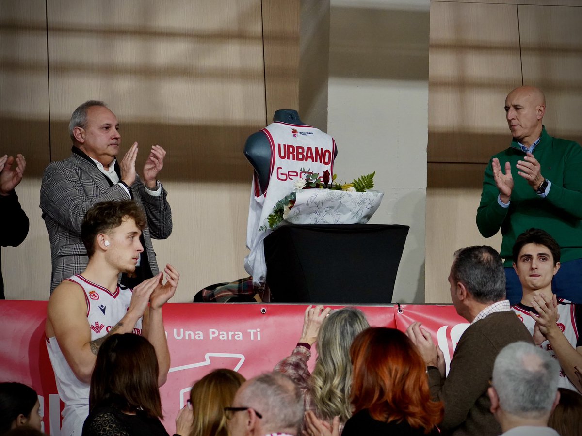 CultuBaloncesto's tweet photo. ⚫️ Hoy hemos realizado un sentido minuto de silencio y una ofrenda a quien ya es una pieza importante de la historia de nuestro club y de nuestra ciudad.

Ejemplo de vida y de lucha contra la ELA. Gracias por todo, Urbano González Escapa.

Descansa en paz. https://t.co/CS3orWCW88