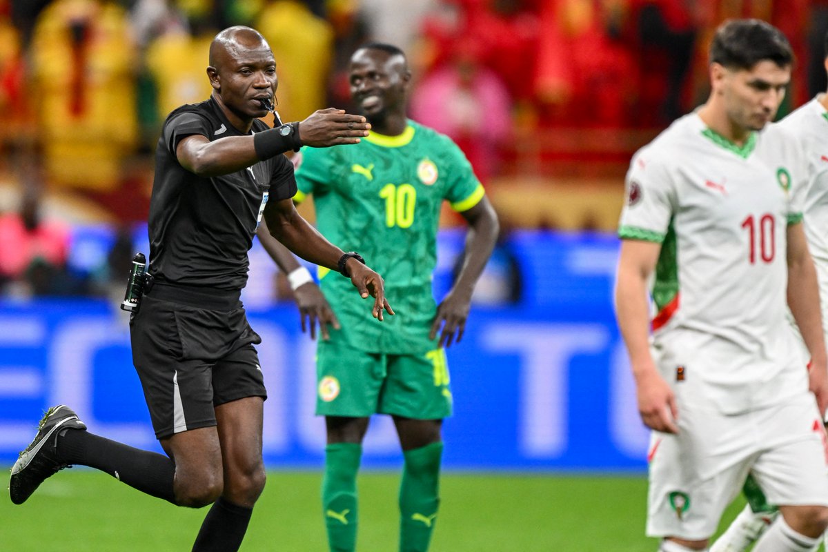 brfootball's tweet image. 90+2’—Senegal disallowed goal
90+8’—Morocco are awarded a penalty by VAR
90+12’—Senegal players leave the pitch due to decision
90+21’—Senegal players return to pitch
90+24’—Édouard Mendy SAVES Brahim Diaz’s panenka penalty

AFCON FINAL GOES TO EXTRA TIME.

🤯