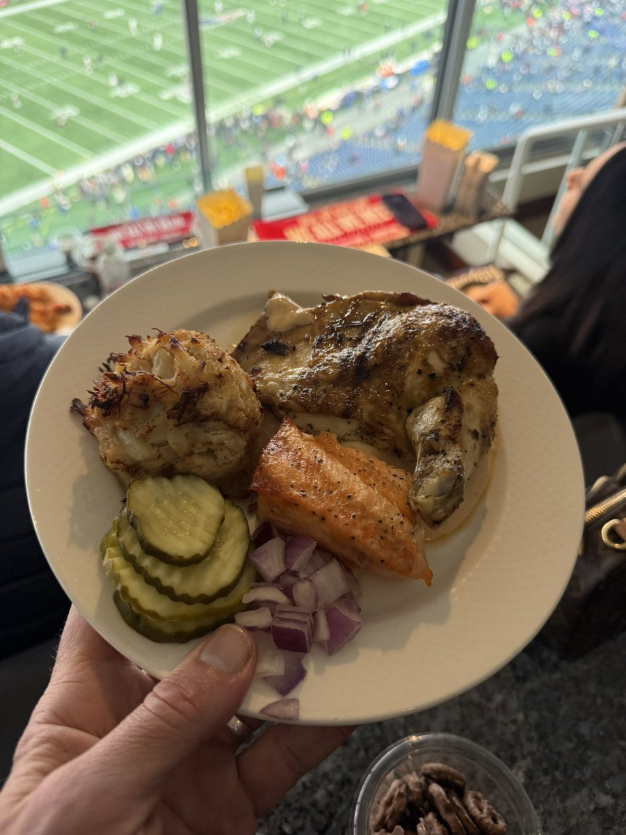 thegarybrecka's tweet photo. Took a Sunday to head up to the Patriots game with Sage…was such a great experience 🙏🏻

Met with some of the strength training coaches, the chief nutritionist and toured the rehab facility.   

Then, out to the field to watch the warm ups!  A close up look at what makes a thriving sports franchise stay at the top of readiness. 💪🏻