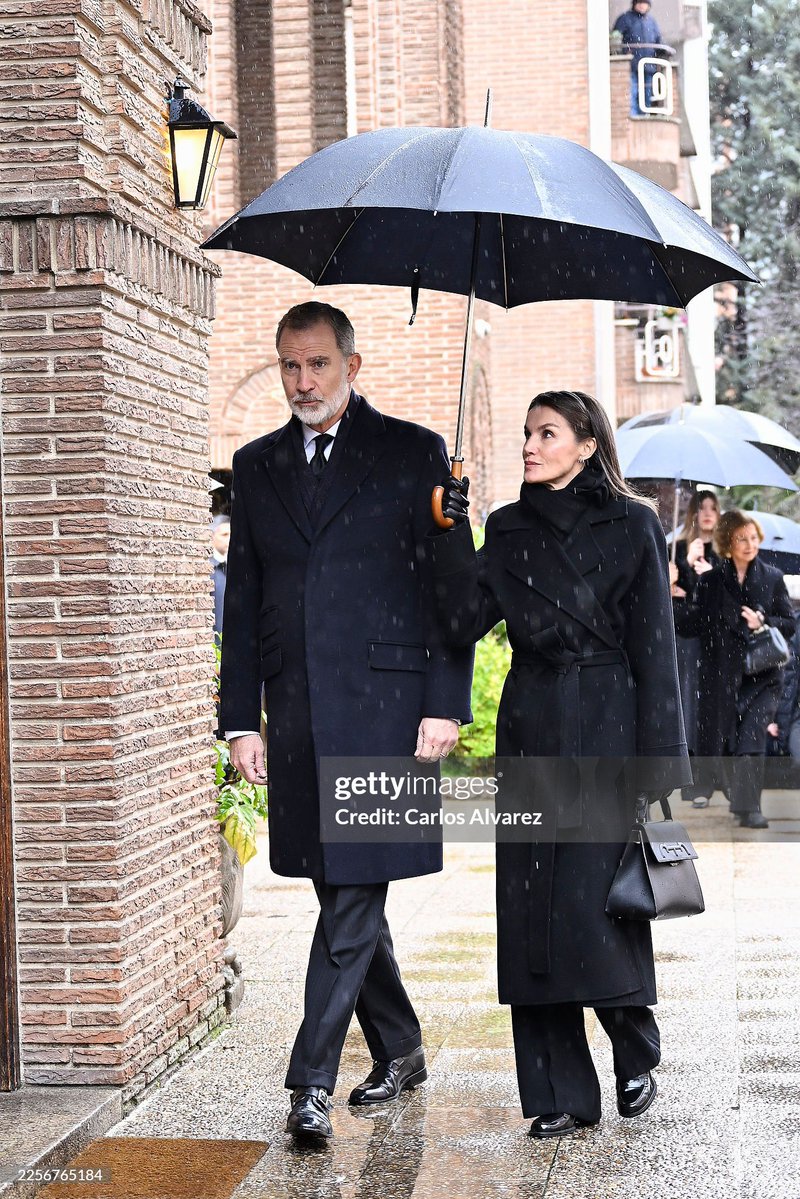 felizias22504's tweet image. Estas dos imágenes, separadas por décadas pero unidas por el mismo compromiso, nos enseñan que el apoyo real no es estático, sino un intercambio constante de fortaleza.

En la primera imagen, el peso del mundo caía sobre ella. En ese momento de vulnerabilidad extrema y lágrimas,…