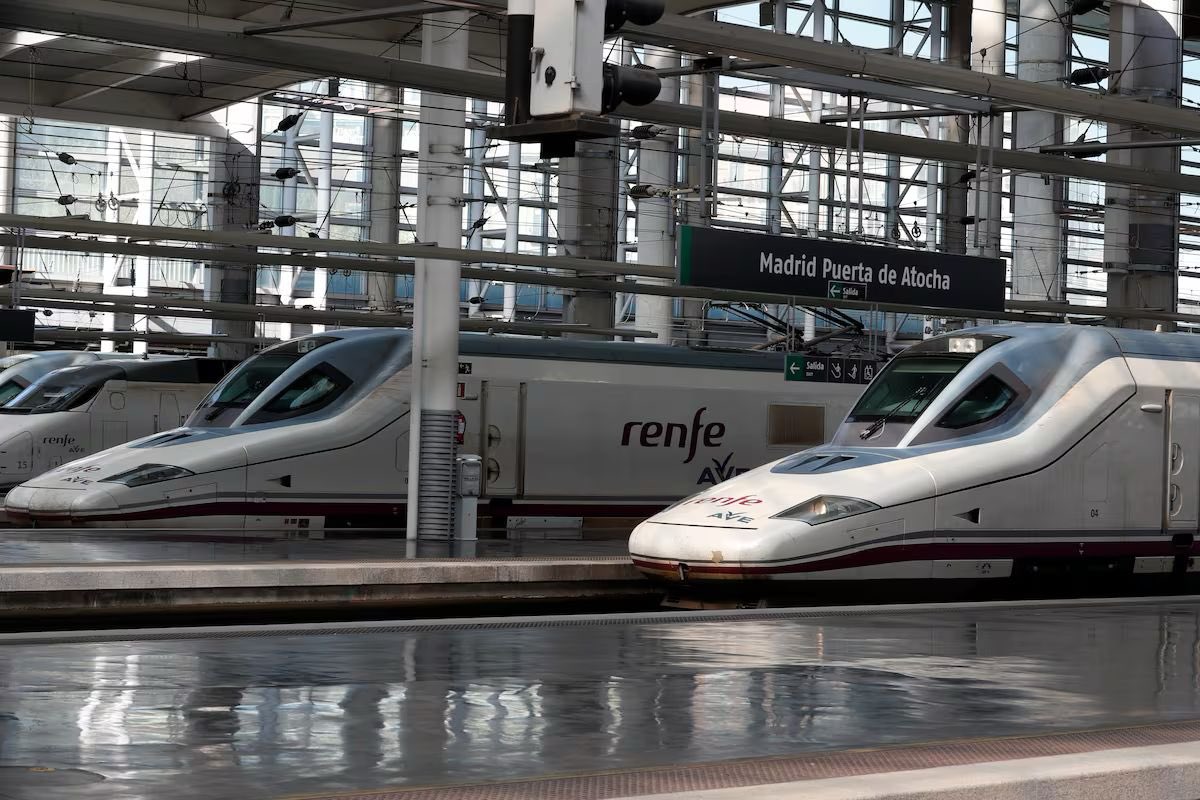 FRAVM's tweet photo. 🚨En estos momentos difíciles por el accidente de tren en Córdoba, pedimos colaboración con los servicios de seguridad y emergencias en Atocha para apoyar a las familias de las víctimas y atender a las personas viajeras afectadas por la suspensión de la línea. #Adamuz https://t.co/NGnwRU1tfC