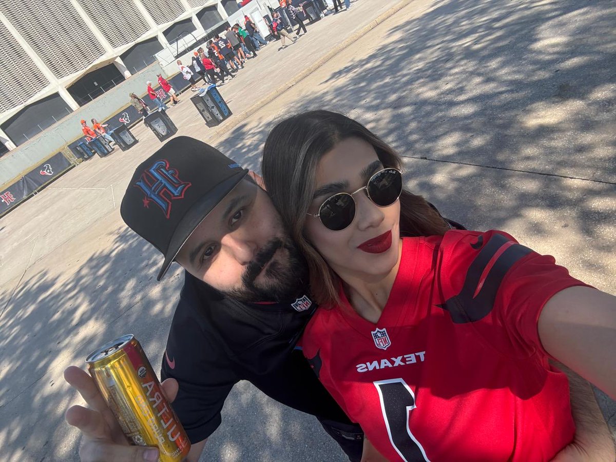 KickMtz's tweet image. #nflentelevisa desde Mty! Saludos a Nayo! Go Texans!!