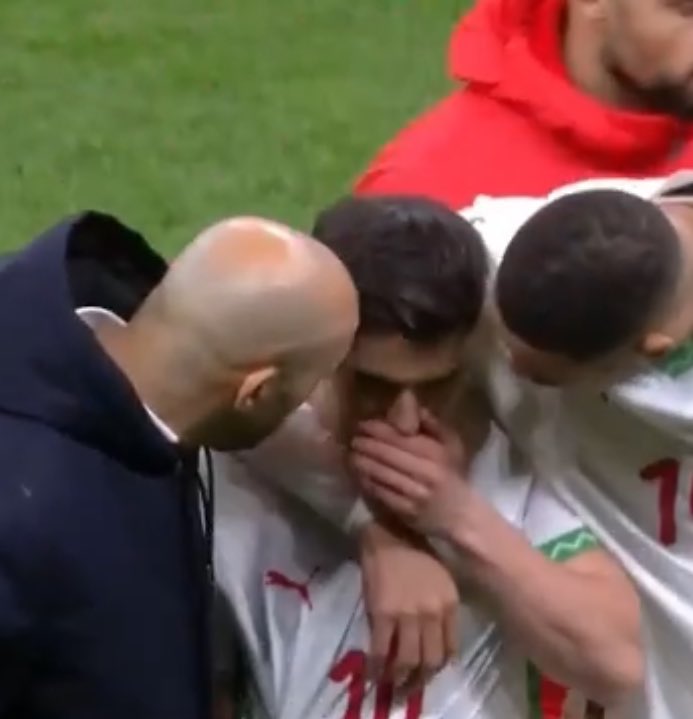kinan_moutaraji's tweet photo. 🔴🔴|| لاعبو منتخب #المغرب 🇲🇦 يواسون إبراهيم دياز بعد إضاعته لركلة الجزاء.

والله السنغال 🇸🇳 لا تملك الروح الرياضية حيث تسببت بإيقاف المباراة لإفقاد تركيز المغرب في تنفيذ ركلة الجزاء. https://t.co/OVMQUQxqZW