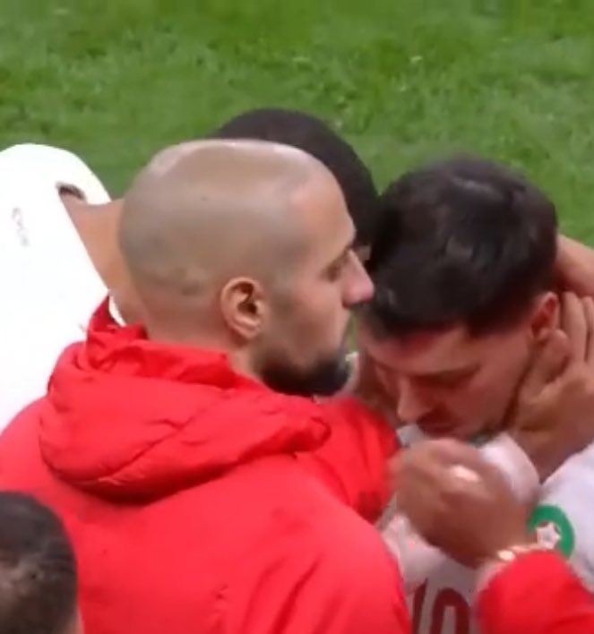 kinan_moutaraji's tweet photo. 🔴🔴|| لاعبو منتخب #المغرب 🇲🇦 يواسون إبراهيم دياز بعد إضاعته لركلة الجزاء.

والله السنغال 🇸🇳 لا تملك الروح الرياضية حيث تسببت بإيقاف المباراة لإفقاد تركيز المغرب في تنفيذ ركلة الجزاء. https://t.co/OVMQUQxqZW