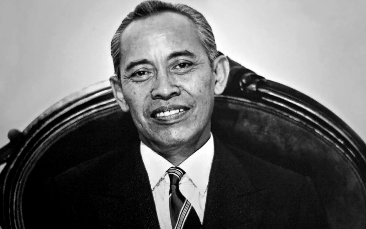 WarNuse's tweet image. This Is Muhammad Subuh Sumohadiwidjojo, The Indonesian Founder Of The SUBUD Cult. One Theory Is That This Is Barry 'Barack H. Obama' Soetoro's Real Father. I Believe This To Be True.