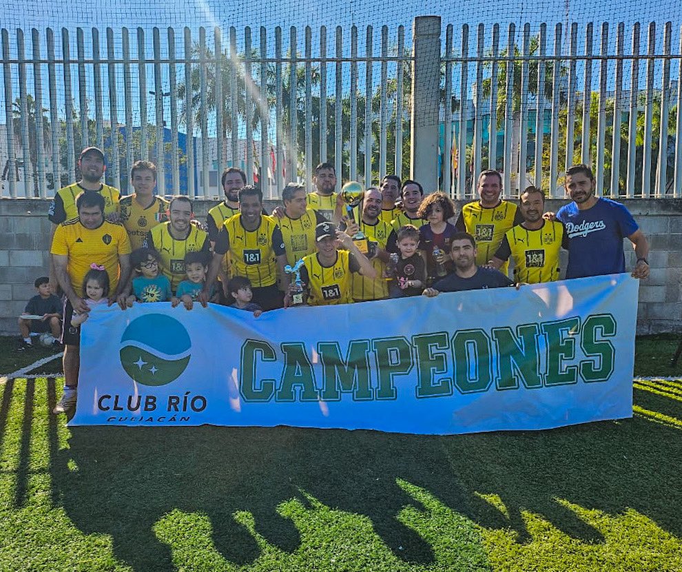 jhachescobar's tweet photo. Campeones en Club Río 💛🖤 #BuhosFC https://t.co/JQ97Tx9rcv