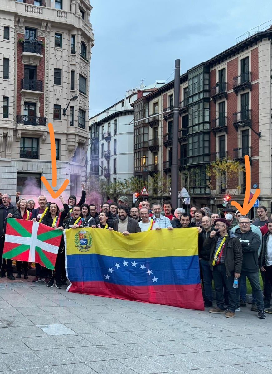 Ulul4r's tweet image. ATENCIÓN ESPAÑA 

Esta foto es de la ultima concentración a favor de Maduro que hicieron en Bilbao. (Hace dos semanas +/-) 

La de la izquierda es Glenna Cabello, cónsul de Venezuela en Bilbao (hermana de Diosdado) y el de la derecha es, Arturo cubillas, un militante del ETA…