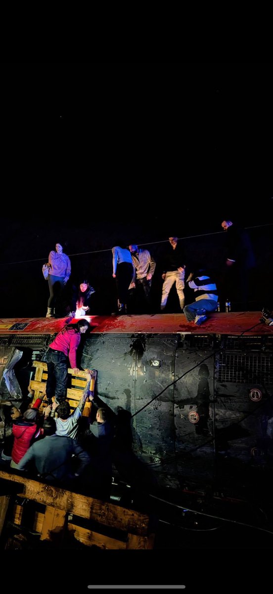 Personas que subieron a un tren para volver con los suyos, regresar al trabajo mañana, dormir en su casa, seguir con su vida normal… y no llegaron.

Dos personas han fallecido.
Decenas están heridas.
Familias enteras han pasado al horror en cuestión de minutos.

Lo primero: