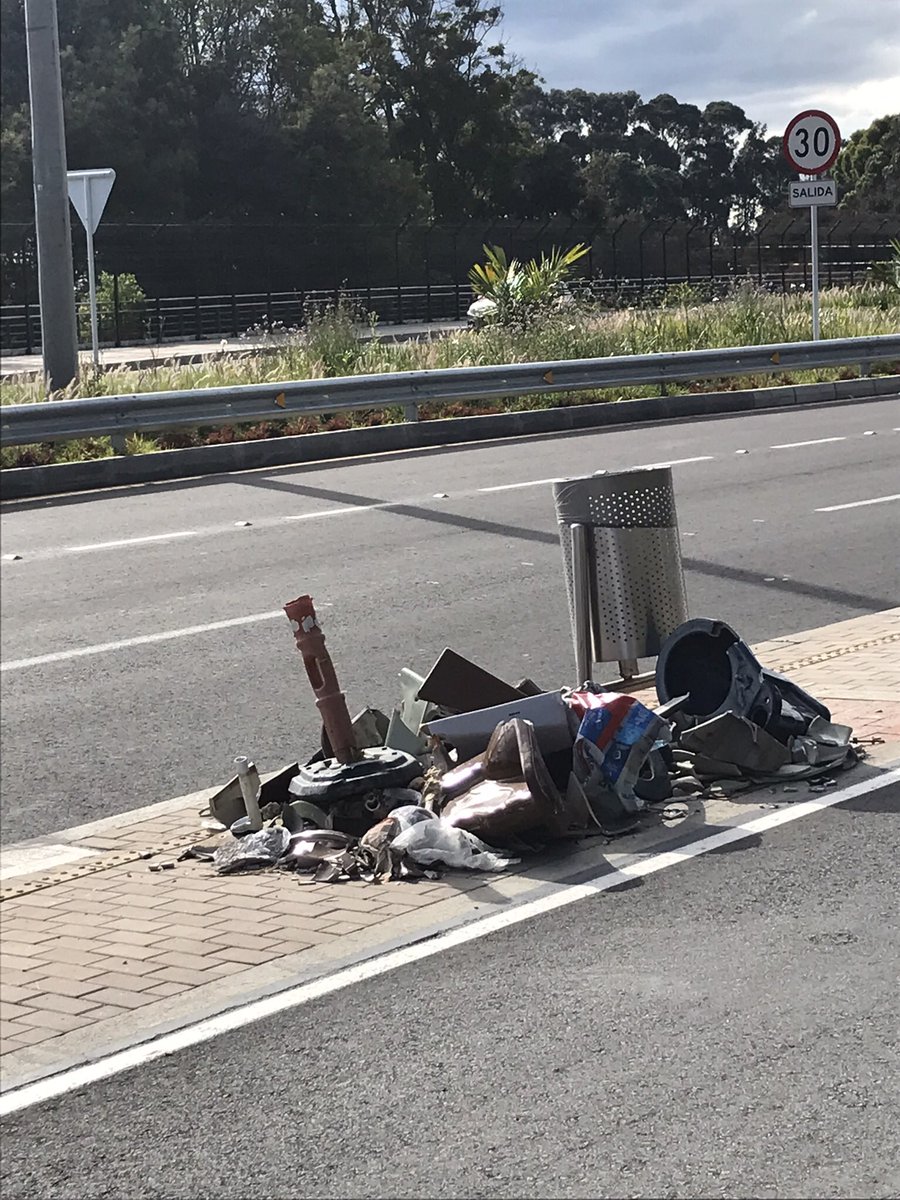 JorgeLRH's tweet photo. Definitivamente falta de cultura ciudadana, en la av Rincón lo peor es que ni @idubogota @Bogota toman medidas , ya va a completar más de dos meses sin que recojan estos escombros… https://t.co/5wEYAVcaQc