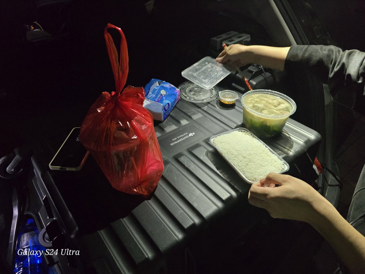 又一次在野外吃東西，不過這次是在後備箱，以往都是在引擎蓋上