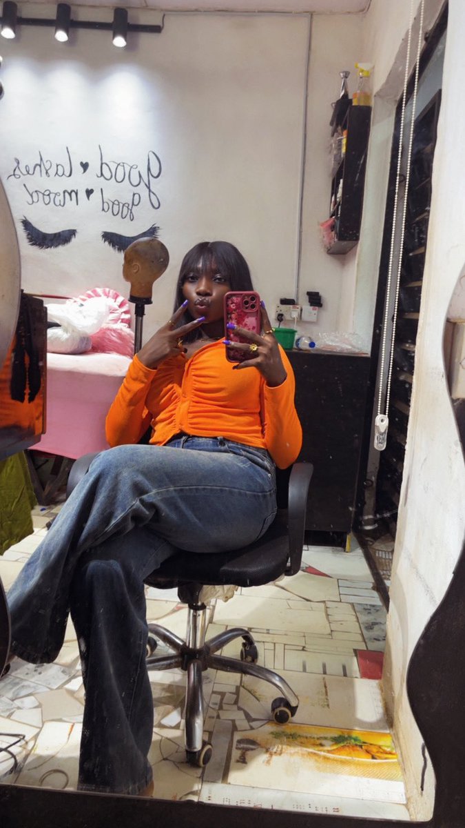 DamnDhack's tweet image. Mirror selfies just because I felt pretty 🧡