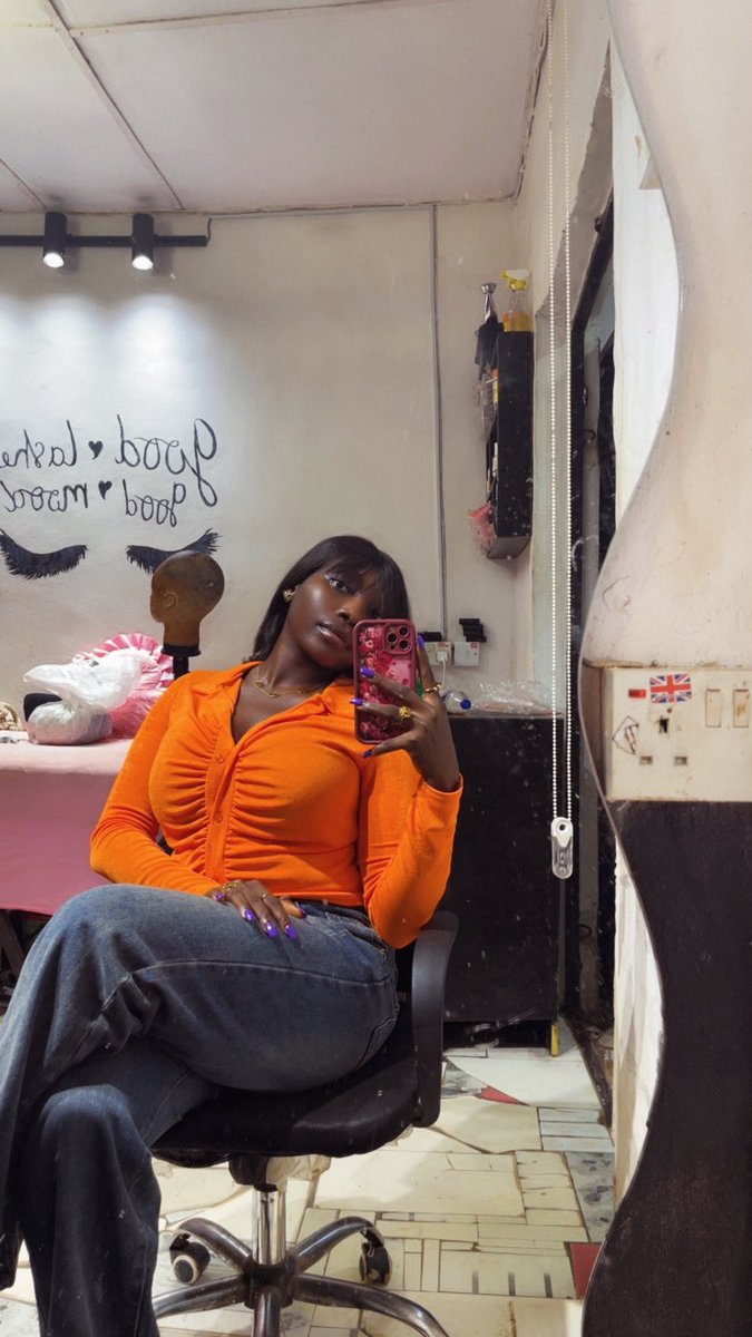 DamnDhack's tweet image. Mirror selfies just because I felt pretty 🧡